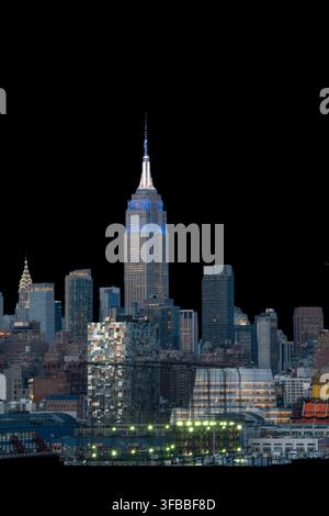 Empire State Building in Blau für den 4. Juli beleuchtet mit Chrysler Building im Hintergrund bei Nacht vor schwarzem Himmel in New York City Stockfoto