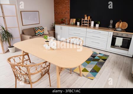 Modernes Open-Space-Wohn-, Küchen- und Essbereichs-Interieurdesign, zeitgenössische Wohnkultur und komfortabler Lebensstil Stockfoto