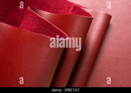 Rote Ledertextur und Stoffmaterial, Polster- und Modedesignkonzept, Nahaufnahme von gefaltetem Textilhintergrund Stockfoto