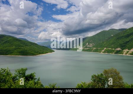 Zhinvali-Stausee wunderschöne Panoramalandschaft in Georgien in der Region Mtskheta-Mtianeti, türkisfarbenes Bergseeswasser umgeben von üppigen grünen Hügeln Stockfoto