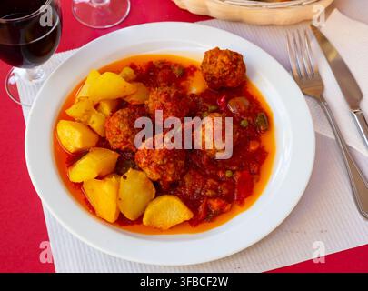 Albondigas, heiße Tomatensuppe mit Fleischbällchen Stockfoto
