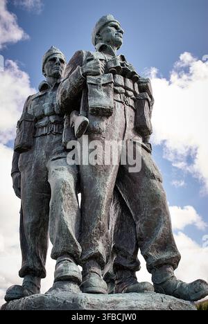 Niedrigwinkelaufnahme der Bronzestatue des Commando-Denkmals, die die Kommandos des Zweiten Weltkriegs ehrt, in der Nähe von Spean Bridge in den schottischen Highlands. Stockfoto