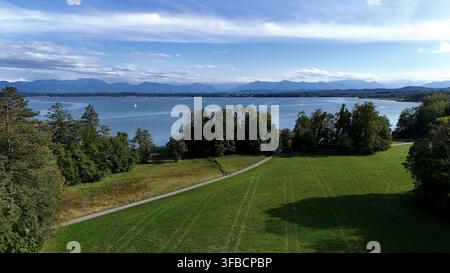 Ein Sommertag bei Bernried Landkreis Weilheim-Schongau. Hier der Blick im Bernrieder Park auf die Umgebung mit Blick auf den Starnberger See, am Horizont die Alpenkette *** Ein Sommertag in Bernried, Weilheim-Schongau District. Hier ist ein Blick vom Bernrieder Park auf die Umgebung, mit Blick auf den Starnberger See und die Alpen am Horizont. Stockfoto