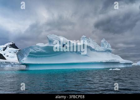 Blick in das Land eines Eisbergs, der vor der Küste der Cuverville-Insel, Antarktische Halbinsel, Antarktis treibt Stockfoto