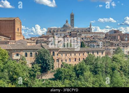 panoramische erhöhte Sommeransicht der mittelalterlichen Stadt Siena, Toskana, Italien. Stockfoto