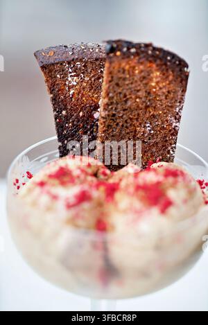 Schokoladentortenstücke mit weißer Schokoladendessert auf dem Teller Stockfoto