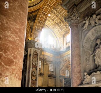 Südwand des Langhauses in der Petersbasilika, kurz vor der Kapelle des Allerheiligsten Sakraments; Umgebungslicht, das durch Fenster fällt; Vatikan. Stockfoto