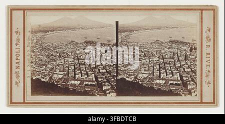 Eine Luftaufnahme von Neapel, Italien, mit einem Berg im Hintergrund, von Robert Rive, einem französischen Fotografen, in der Mitte bis Ende des 19. Jahrhunderts, als Teil seiner Stereoskop-Bilderserie. Stockfoto