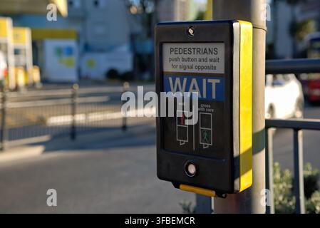 Fußgängerampelknopf für die Sicherheit an der Straßenzüberquerung Stockfoto
