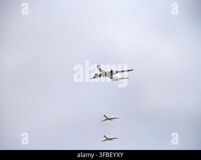 Airbus A310 mit zwei Falcon 900 beim Fliegerüberflug zum Nationalfeiertag Stockfoto