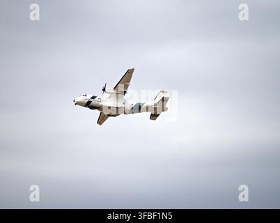 Guardia Civil CASA CN-235 Patrouillenflugzeug über der Torrejon-Basis Stockfoto
