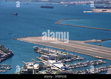 Flughafenlandebahn und Marina aus der Luft gesehen. Stockfoto