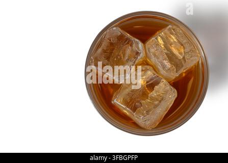 Hochauflösende Studiofotografie eines Whiskyglases mit Eiswürfeln, von oben aufgenommen, isoliert auf einem sauberen weißen Hintergrund. Klares Glastumbler, am Stockfoto