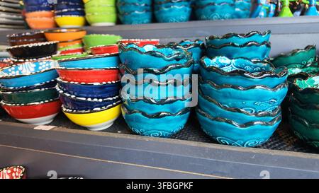 Bunte Schalen zum Verkauf in einer Handwerksgeschäftsauslage Stockfoto