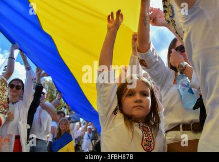 Ukrainer halten eine 35 Meter lange Nationalflagge während einer öffentlichen Veranstaltung zur Feier des Nationalflaggentages in Lemberg, Westukraine, am 23. August 2026. Der Nationalflaggentag wird jährlich in der Ukraine am 23. August begangen, um eines der wichtigsten Staatssymbole des Landes zu ehren. Stockfoto