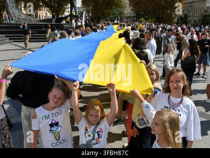 Ukrainer halten eine 35 Meter lange Nationalflagge während einer öffentlichen Veranstaltung zur Feier des Nationalflaggentages in Lemberg, Westukraine, am 23. August 2026. Der Nationalflaggentag wird jährlich in der Ukraine am 23. August begangen, um eines der wichtigsten Staatssymbole des Landes zu ehren. Stockfoto