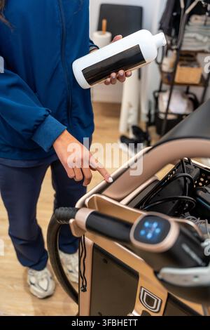 Kosmetikerin bereitet eine Laser-Haarentfernungsmaschine für die Behandlung vor Stockfoto