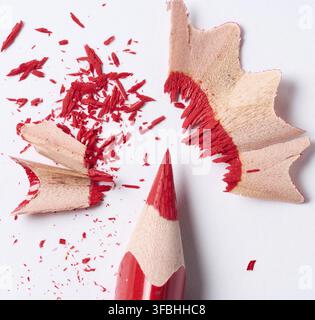 Rote Holzspäne des Bleistifts auf weißem Hintergrund, Draufsicht Stockfoto