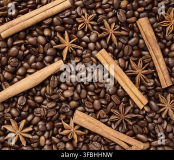 Geröstete Kaffeebohnen, Zimtstangen und Sternanis, Vollformat Stockfoto