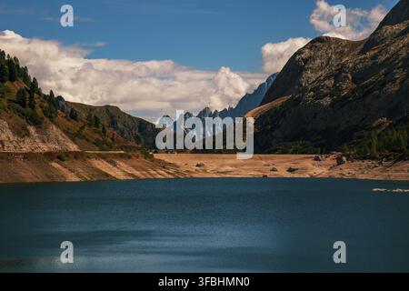 Panoramablick auf das Fedaia-Reservoir in den Dolomiten, Italien Stockfoto