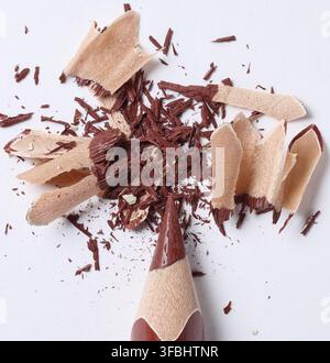 Braune Holzspäne des Bleistifts auf weißem Hintergrund, Draufsicht Stockfoto