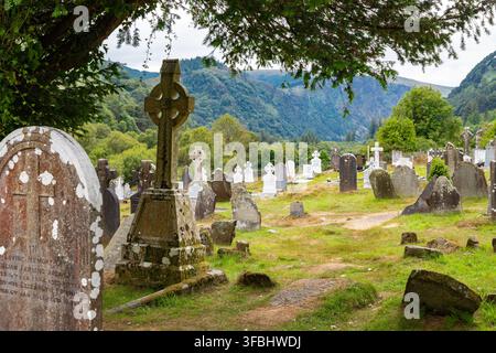 Das Kloster Glendalough ist eine der schönsten und historisch bedeutsamsten Stätten Irlands in einem atemberaubenden Gletschertal in der Grafschaft Wicklow zwischen zwei Seen. W Stockfoto