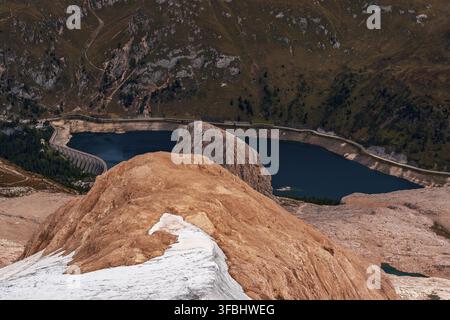 Panoramablick vom Marmolada-Gletscher auf den Fedaia-Stausee in den Dolomiten, Italien Stockfoto