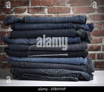 Stapel von gefalteten blauen Jeans verschiedene, Nahaufnahme Stockfoto
