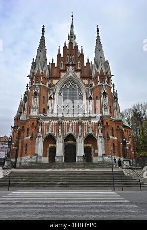 Die beeindruckende Fassade der St. Josephs-Kirche im Bezirk Podgorze von Krakau, Polen. Dieses neogotische Gebäude besticht durch seine rote Backsteinfassade Stockfoto