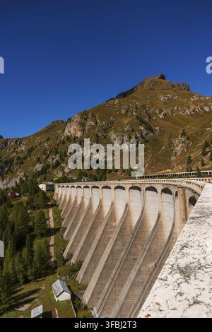 Der Staudamm der Fedaia-Reservoire, mit dem Padon-Kamm und Porta Vescovo in den Dolomiten in Italien im Hintergrund Stockfoto