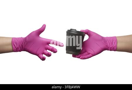 Hand in einem rosa Latex-Handschuh hält ein Papier Einweg-Pappbecher und Kunststoff-Abdeckung auf einem weißen Hintergrund, sichere und kontaktlose Lieferung von Online-oder Stockfoto