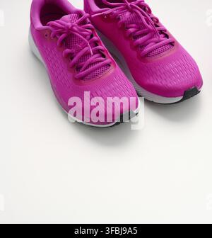 Paar lila Stoff-Sneaker auf weißem Hintergrund, Ansicht von oben. Schuhe für Sport, Jogging Stockfoto