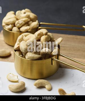 Cashews in einer Metallschale auf dem Tisch Stockfoto