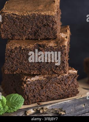Quadratische Stücke von gebackenen Brownie liegen in einem Stapel, in der Nähe Stockfoto