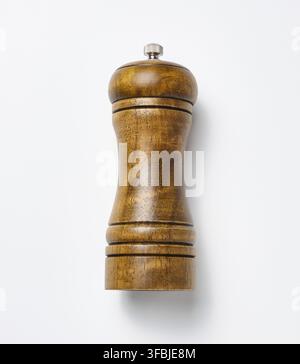 Pfeffermühle aus Holz auf weißem Hintergrund, aus Holz und mit Metallgriff oben Stockfoto