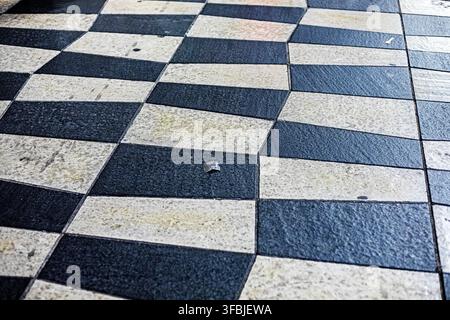 Stilvolle schwarz-weiße Fliesen, die auf dem Promenade des Anglais Platz in Nizza verlegt sind Stockfoto