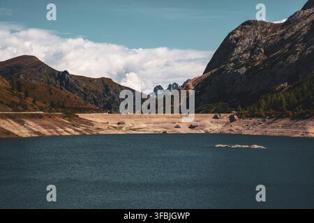 Panoramablick auf den Fedaia-Stausee in den Dolomiten, Italien Stockfoto