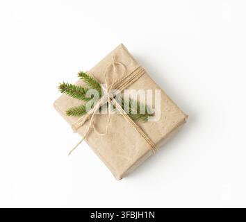 Box in braunem Kraftpapier verpackt und mit Seil gebunden, Geschenk auf weißem Hintergrund Stockfoto