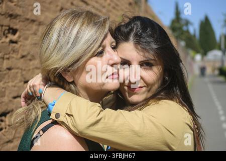 Mutter und Tochter umarmen sich und drücken Zuneigung aus Stockfoto