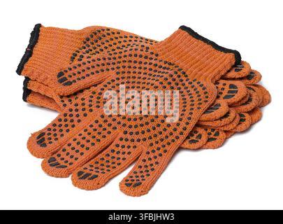Orangefarbene Textilhandschuhe auf weißem Hintergrund. Schutzkleidung für Handarbeiter Stockfoto