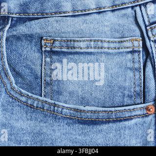 Nahaufnahme einer blauen Jeans aus Denim mit einer Ecke der Vordertasche mit markanten orangefarbenen Nähten Stockfoto