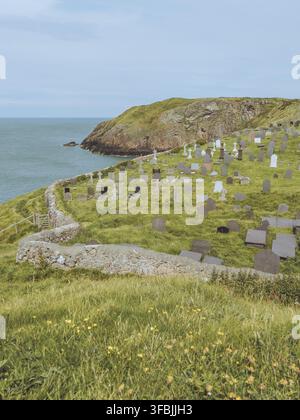 North Anglesey Coast Pfad vorbei am Friedhof der Eglwys Llanbadrig Kirche in Cemaes Bay Stockfoto