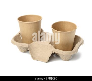 Zwei browne-Papierbecher stehen im Tablett, weißer Hintergrund, Takeaway-Behälter Stockfoto