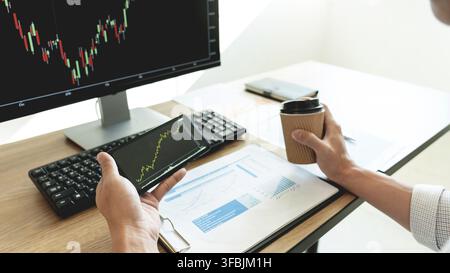 Entwicklung neuer Ansätze Investor beobachtet die Veränderung des Börsendeals an einer Börse Stockfoto