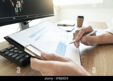 Entwicklung neuer Ansätze Investor beobachtet die Veränderung des Börsendeals an einer Börse Stockfoto