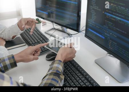 Nachdenklich Programmierer auf Desktop-pc Programmierung code Technologien oder website design an Office Software Development Company arbeiten Stockfoto