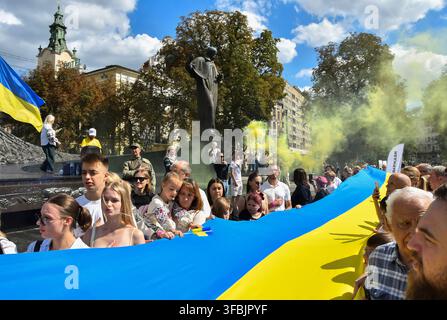 Lviv, Ukraine. 23. Aug., 2026. Ukrainer marschieren mit der Nationalflagge während der Feier. Ukrainer halten eine 35 Meter lange Nationalflagge während einer öffentlichen Veranstaltung zur Feier des Nationalflaggentages in Lviv, Westukraine. Der Nationalflaggentag wird jährlich in der Ukraine am 23. August begangen, um eines der wichtigsten Staatssymbole des Landes zu ehren. Credit: SOPA Images Limited/Alamy Live News Stockfoto