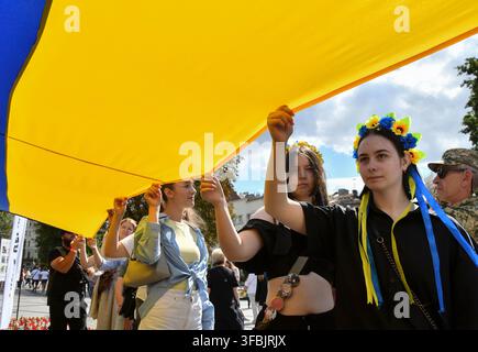 Lviv, Ukraine. 23. Aug., 2026. Ukrainer marschieren mit der Nationalflagge während der Feier. Ukrainer halten eine 35 Meter lange Nationalflagge während einer öffentlichen Veranstaltung zur Feier des Nationalflaggentages in Lviv, Westukraine. Der Nationalflaggentag wird jährlich in der Ukraine am 23. August begangen, um eines der wichtigsten Staatssymbole des Landes zu ehren. Credit: SOPA Images Limited/Alamy Live News Stockfoto