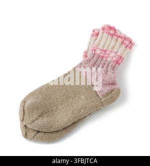Paar gestreifter handgestrickter warmer Socken aus Schafswollgarn, rosa Kleidung ist auf weißem Hintergrund isoliert Stockfoto