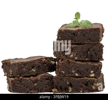 Zwei Stapel mit quadratischen gebackene Stücke Schokolade Brownie mit Walnüssen auf weißem Hintergrund Stockfoto